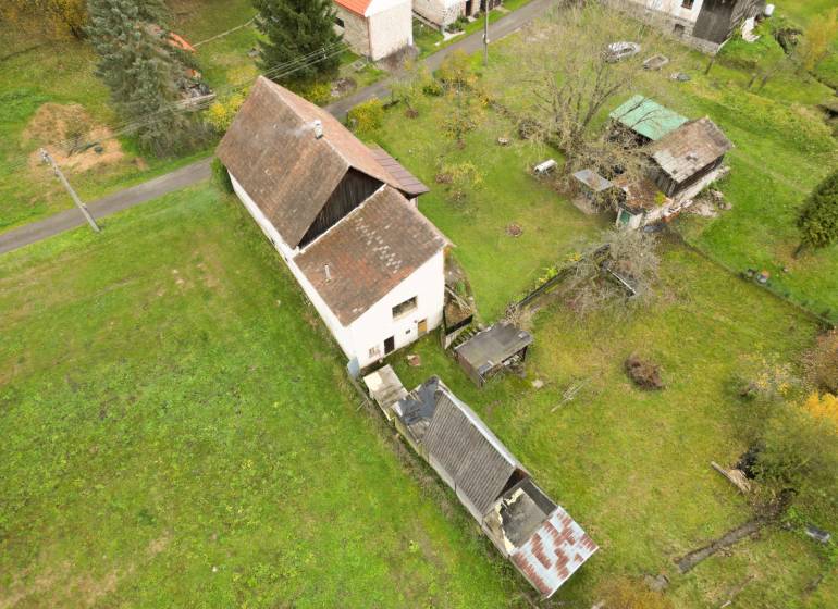 Családi ház Sklenén, Sklenén kerttel körülvéve, melléképületekkel és fákkal.