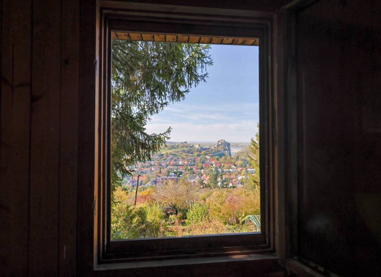 Kilátás az ablakból a Dévényi várra, Pozsony - Dévény városrész, Visszaút, Kertek.