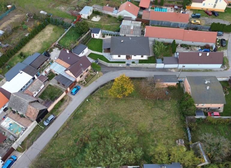 Légi felvétel a gajári lakóterületekről a szomszédos úttal és házakkal.