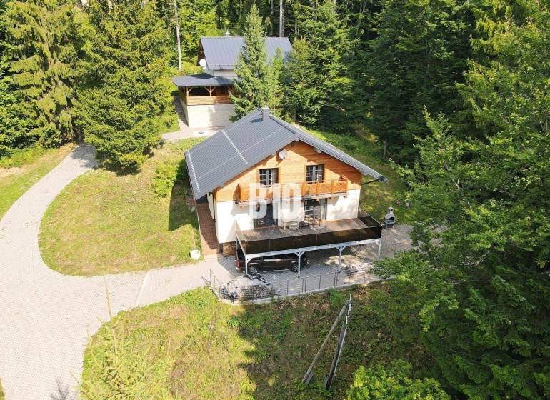 Erdővel körülvett házikó Terchován, napos terasszal és megközelíthető úttal.