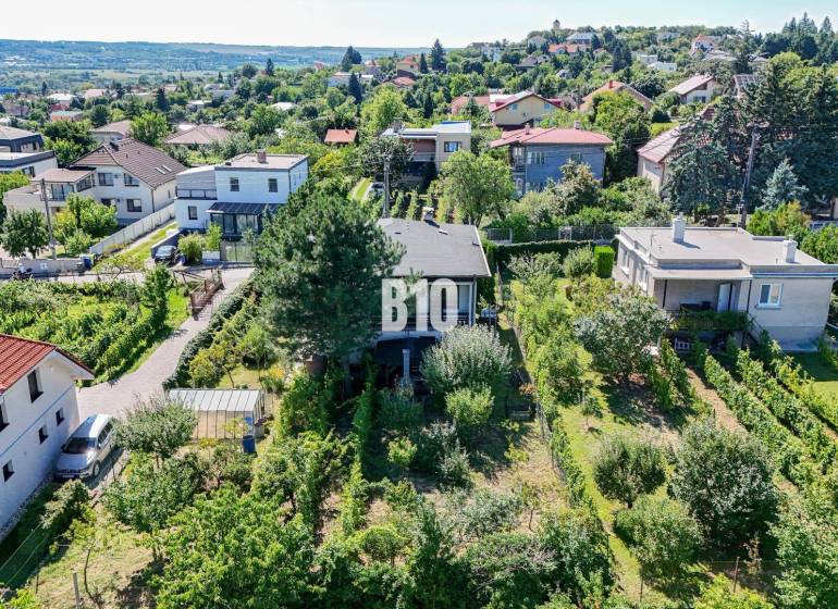 Légi felvétel egy családi házról a nyitrai Kamenna utcában, amelyet zöldterület és kert vesz körül.