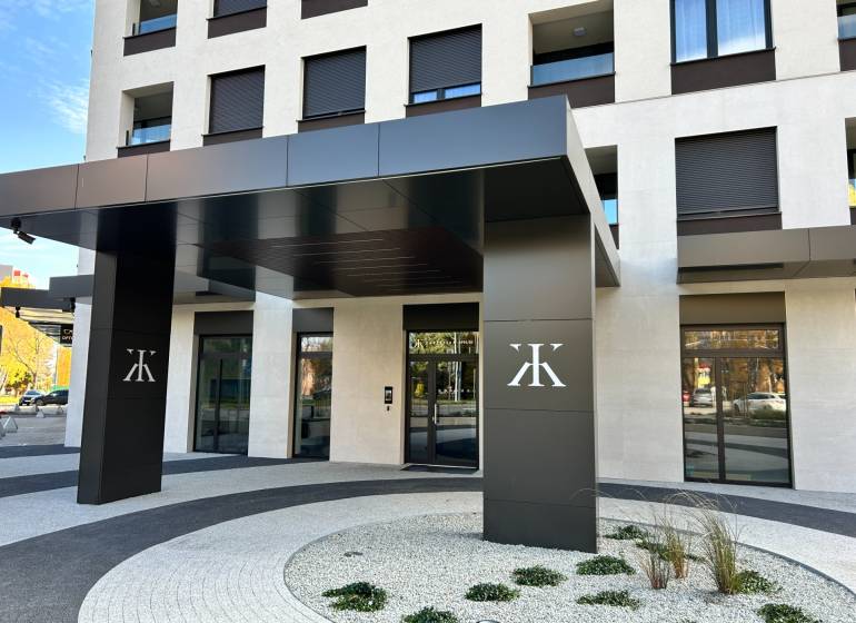 A Kárpát utcai épület bejárata Poprádon modern dizájnnal és elegáns részletekkel.