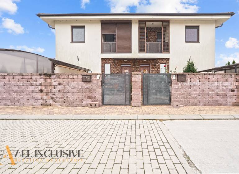 Kétszintes ház téglakerítéssel Gabčíkovo-ban, alkalmas 3 szobás lakásnak.