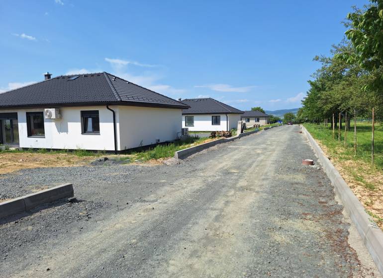 Családi házak a Felsősebes utcában, Eperjesen, zölddel körülvéve, egy befejezetlen út mellett.