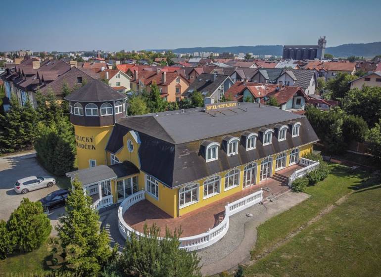 Sárga szálloda toronnyal, kerttel körülvéve Poprádon, szállodák és panziók.