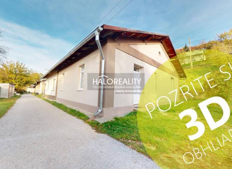 Családi ház Sirkben hosszú homlokzattal, zöld gyep és hozzáférési út az oldalán.