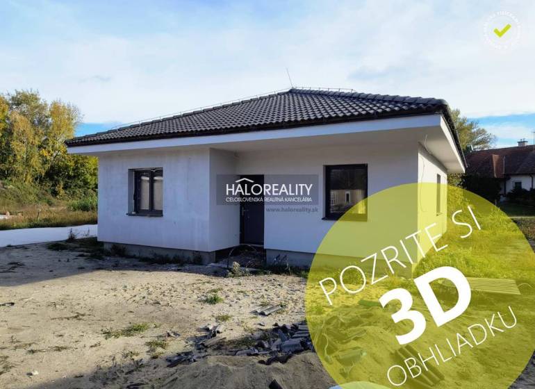 Családi ház Bellova Ves-ben egyszerű homlokzattal és ferde tetővel.