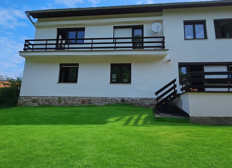 Családi ház a Hájik utcában Selmecbányán, szép kerttel és erkélyekkel.