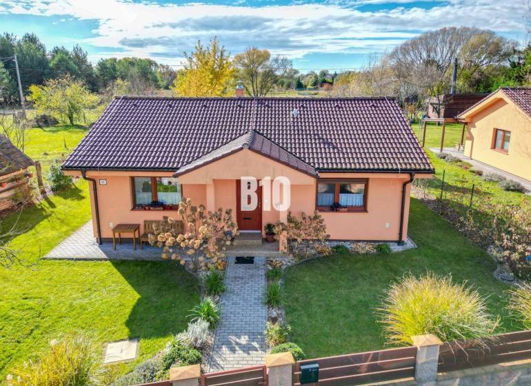 Családi ház Bílkove Humence-ben, rendezett kerttel és terrakotta homlokzattal.