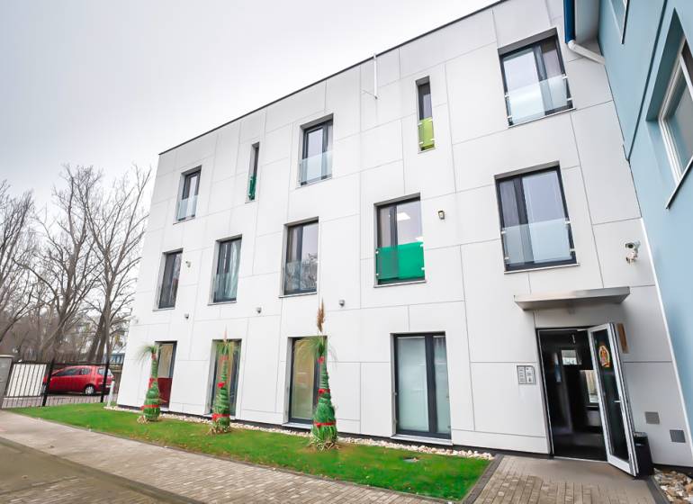 A pozsonyi Újvárosban, az Odborárska utcai irodák külseje zöld gyepes területtel.