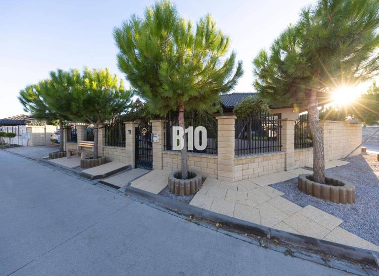 Családi ház Dunaszerdahelyen kőkerítéssel és faültetéssel.