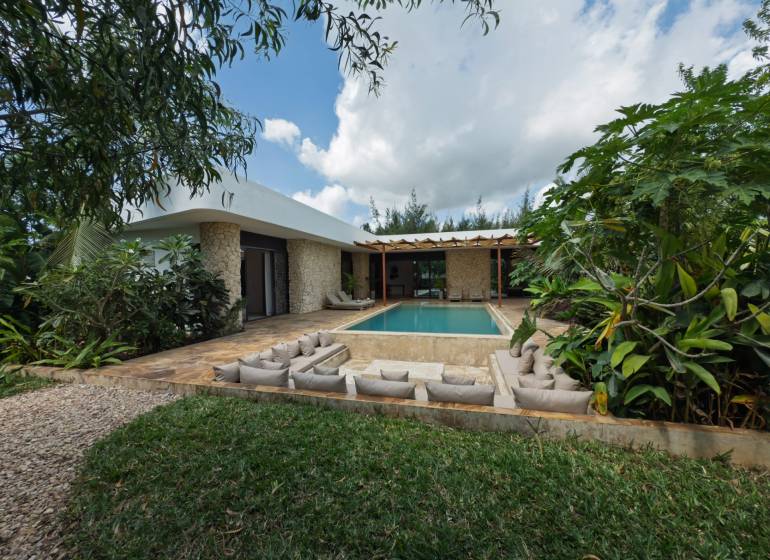 Egy medencés ház zöldövezetben, a Paje utcában, Unguja déli régiójában.