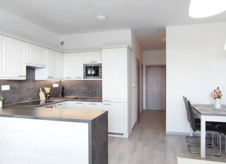 Konyha és étkező sarok egy kétszobás lakásban fa dekoros padlóval.