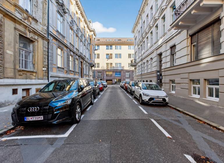 Gunduličova utca Pozsonyban - Óváros parkoló autókkal.