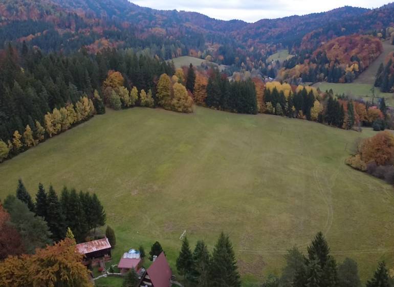 Befektetési telek a Čertove-i Üdülőterületeken, Lazy pod Makytou, erdőkkel körülvéve.