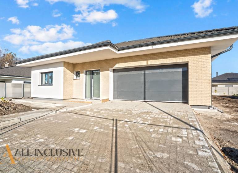 Családi ház a Florida Villa Park utcában Dunaszerdahelyen nagy dupla garázzsal.