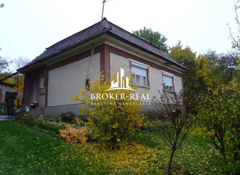 Családi ház zölddel és bokrokkal körülvéve, Fony.