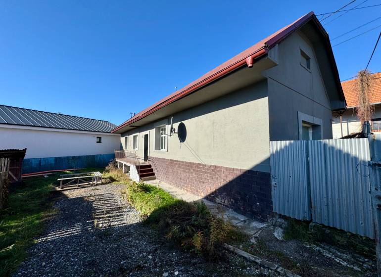 Családi ház Varovecká utcában, Družstevná pri Hornáde településen, udvarral és kisebb épülettel.