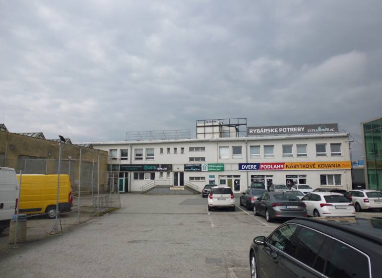 Üzlethelyiségek a Strojnícka utcában, Eperjesen, parkolóval és üzletekkel.