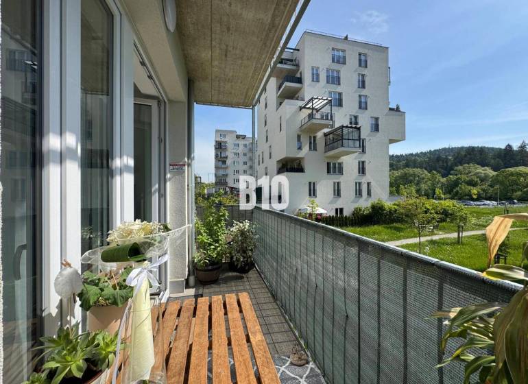 Erkély egy kétszobás lakásban Kysucké Nové Mesto-ban, kilátással a lakóházakra és a zöldterületre.