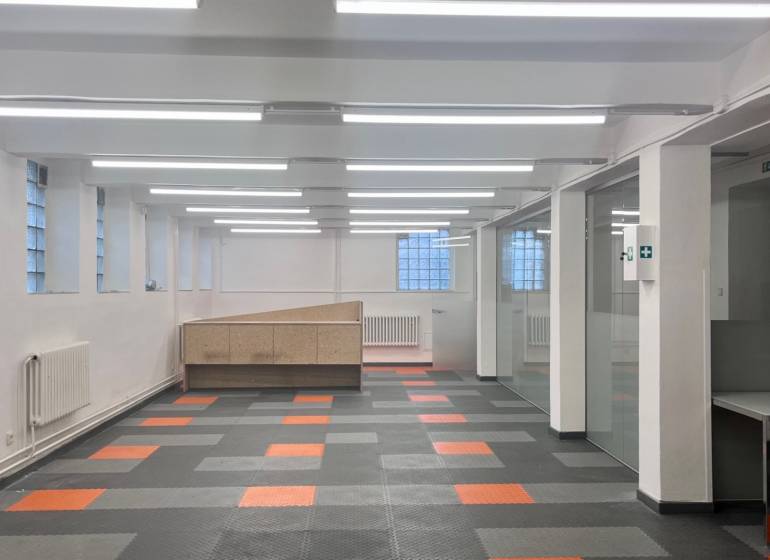 Színes padlóval és üvegfalakkal rendelkező üzlethelyiség, irodának vagy üzlethelyiségnek alkalmas.