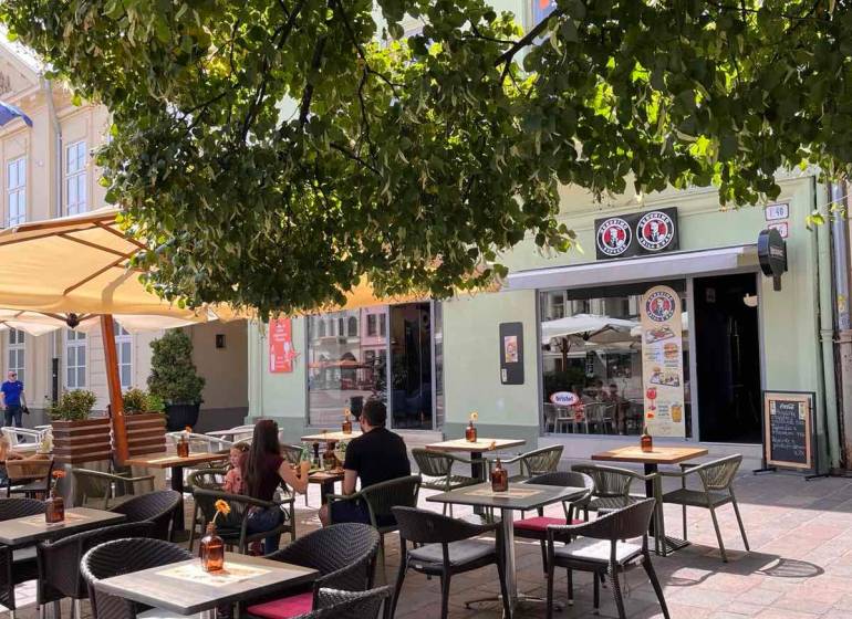 A Hlavná 74 alatti étterem terasza a fák alatt, Kassa - Óváros városrész.