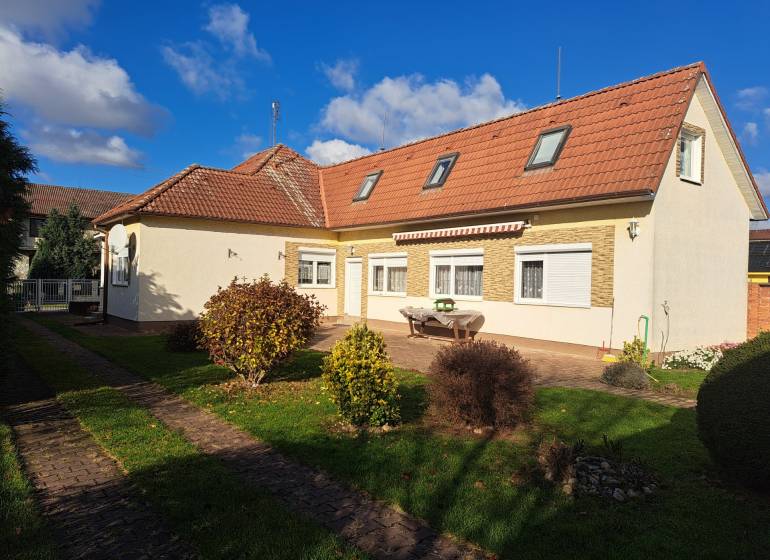 Családi ház a Bernolákova utcában Vráblén, zöld kerttel és kék éggel körülvéve.