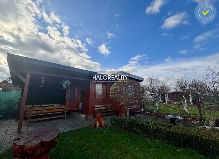 Faházikó a Szepességújhely kertjeiben padokkal és virágágyással.