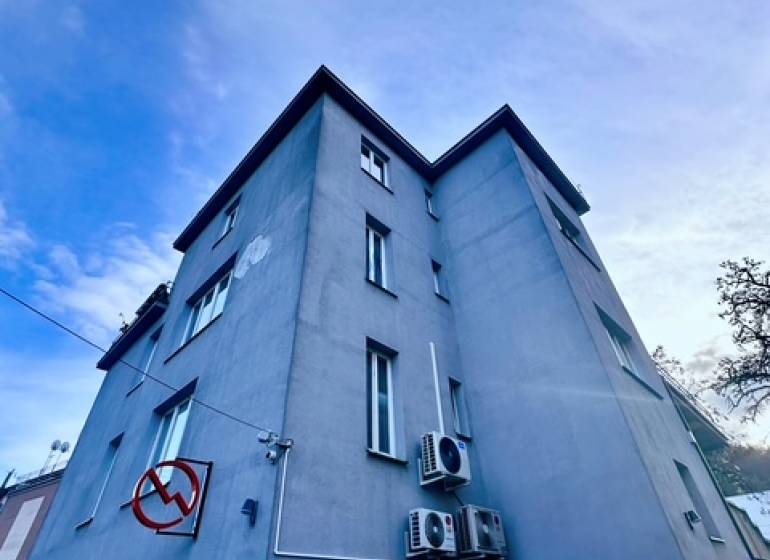 Irodaház az M.R. Štefánik utcában, Trencsénben, kék ég alatt.