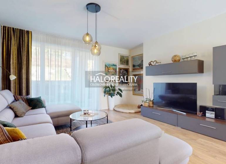 Nappali egy családi házban kényelmes kanapéval és fa dekorációjú padlóval.