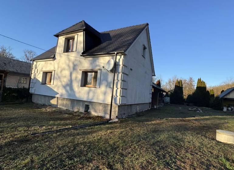 Kétszintes családi ház Demandiceben füvesített telekkel.