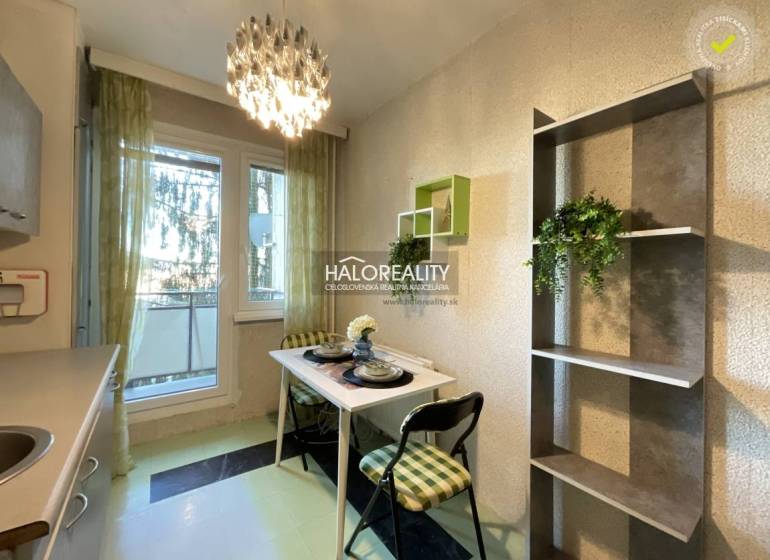 Étkező sarok kis asztallal és székekkel egy háromszobás lakásban.