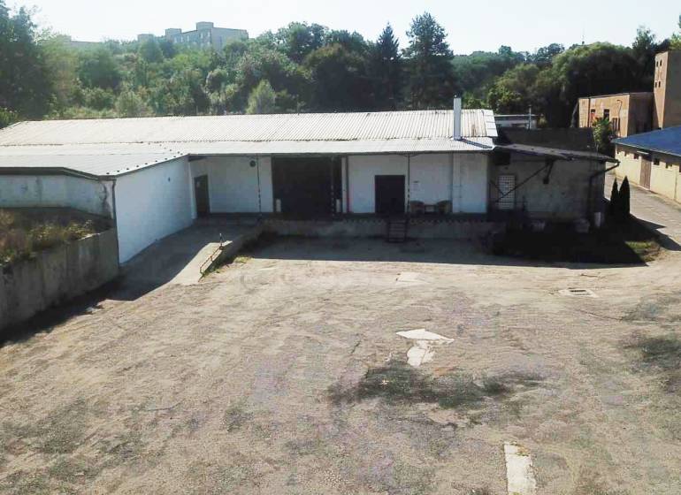 A Vasúti utcában zöldövezettel körülvett raktárépületek találhatók, amelyek hasznosításra alkalmasak.