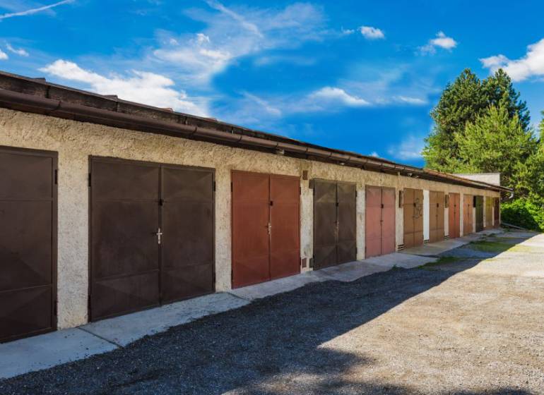 A Pálovická úton sorban állnak a garázsok bádogajtókkal.