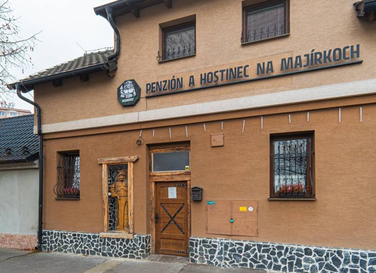 Szállodák és panziók épületének külső jellemzői a Hollého utcában, Holíčban.