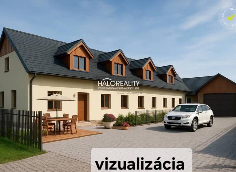 Családi ház Tibaván terasszal, autó a garázs előtt és kerti bútorokkal.