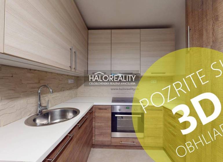 Konyha egy kétszobás lakásban fa dekor padlóval és beépített szekrényekkel.