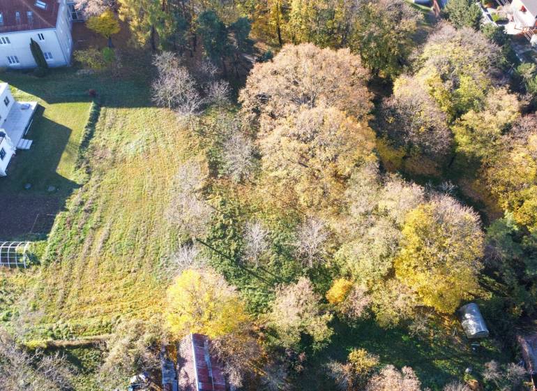 Légi felvétel a kereskedelmi területekről - Szárazpatakban, zöldövezet és épületek által körülvéve.