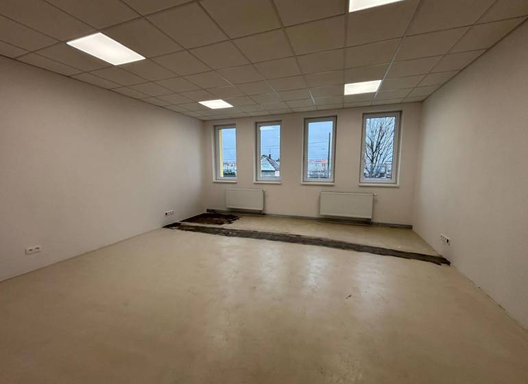 Irodák fehér falakkal, padlóval és ablakokkal, befejezésre várva.