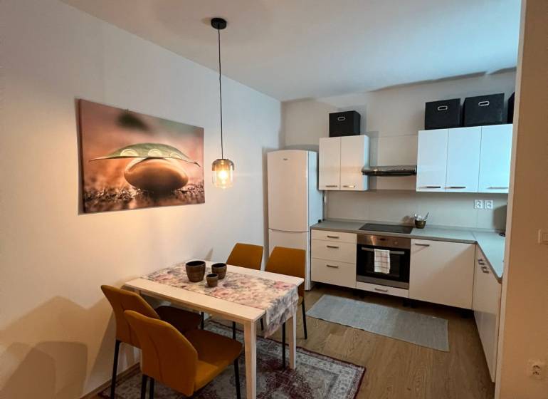 Konyha és étkező egy kétszobás lakásban, fa dekor padlóval.