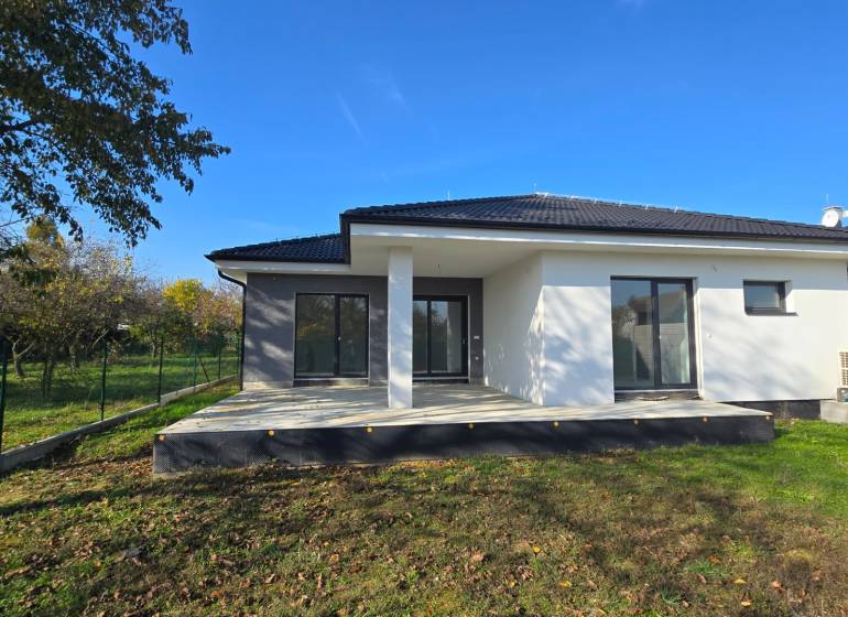 Családi ház Pöstyénben terasszal és zöld kerttel.