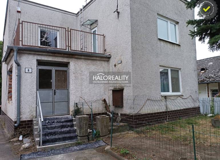 Családi ház Zemplénben lépcsővel, erkéllyel és ritka kerítéssel.