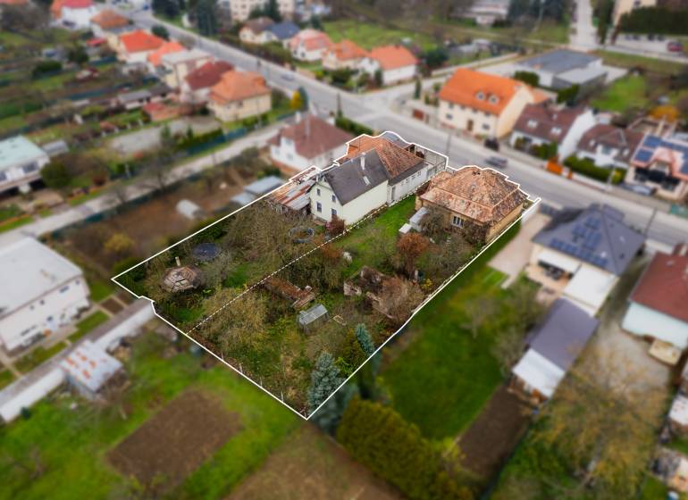 Családi ház a Partizánska utcában, Bánovce nad Bebravou-ban, nagy telekkel.