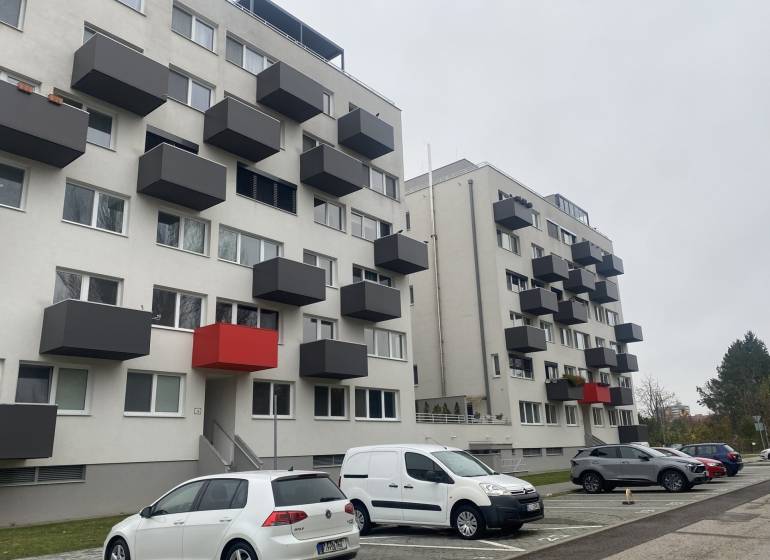 Lomnická utcai lakóház garázsos parkolóhelyekkel és erkélyekkel Nitrában.