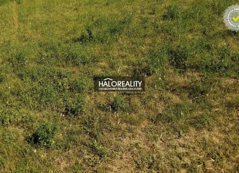 Fűves telek Chocholná - Velčice községben, lakhatásra alkalmas, ideális építkezésre.