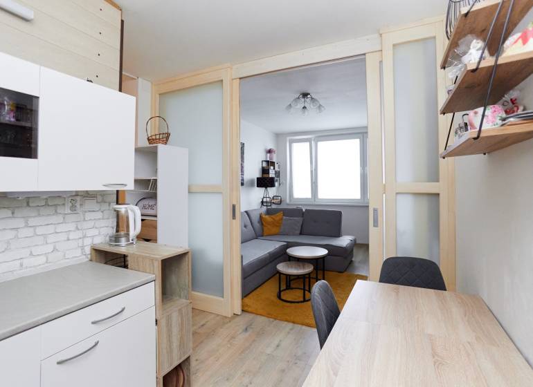 2 szobás lakás konyhával és nappalival, fa dekorációjú padlóval.