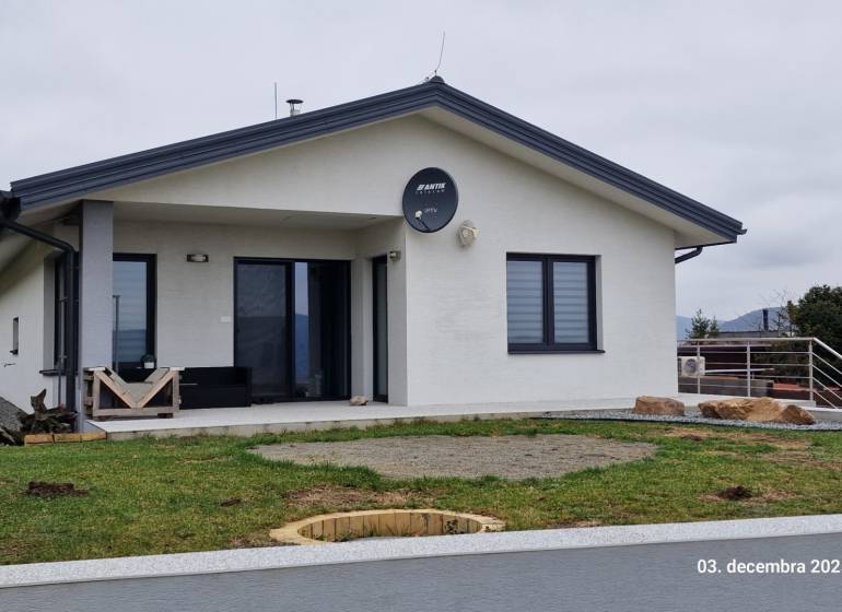 Családi ház a Kopaninova utcában, Sokolíban, előkerttel és terasszal.