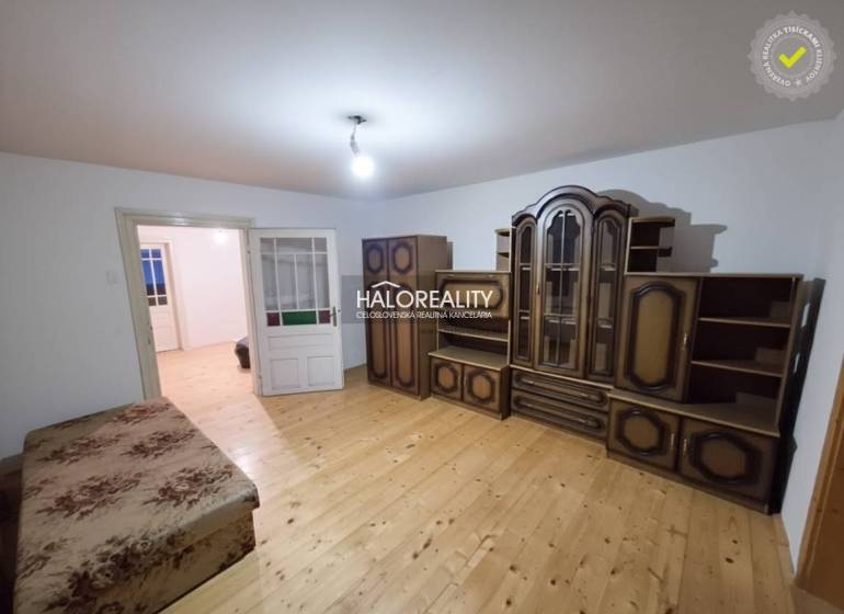 Szoba családi házban bútorokkal és fa dekoros padlóval.