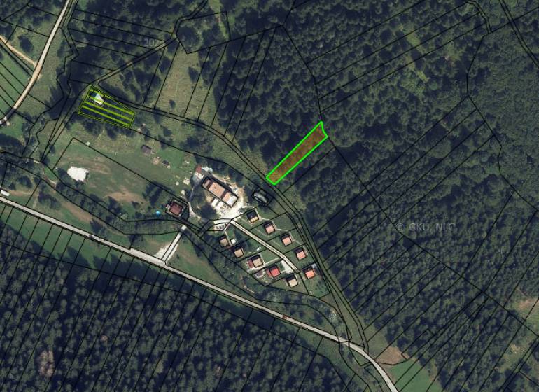 Légifelvétel a Rajecká Lesná mezőgazdasági és erdőterületeiről, kijelölt parcellákkal.