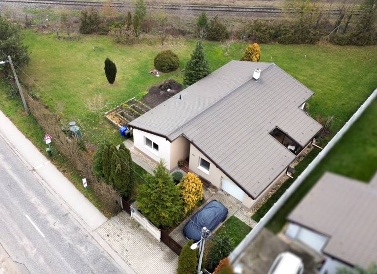 Családi ház Kvetoslavovban, a Fő utcán, tágas kerttel és garázzsal.